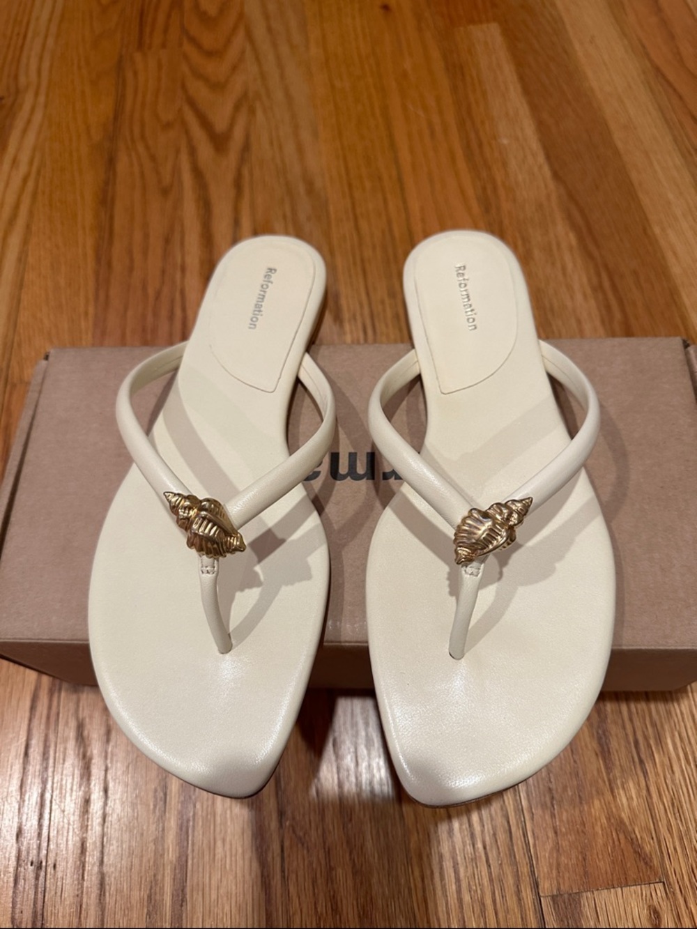 New In Box Reformation Onyx Thong Sandal in Cream Puff Conch Size 8.